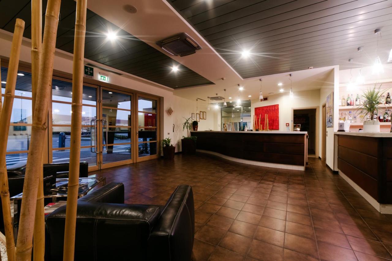 Motel Hotel Piranha Cameriano Eksteriør billede