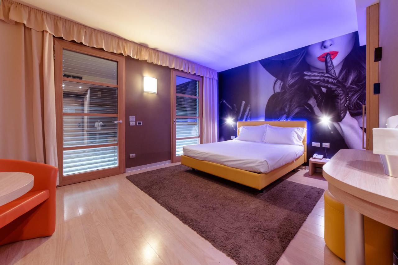 Motel Hotel Piranha Cameriano Eksteriør billede
