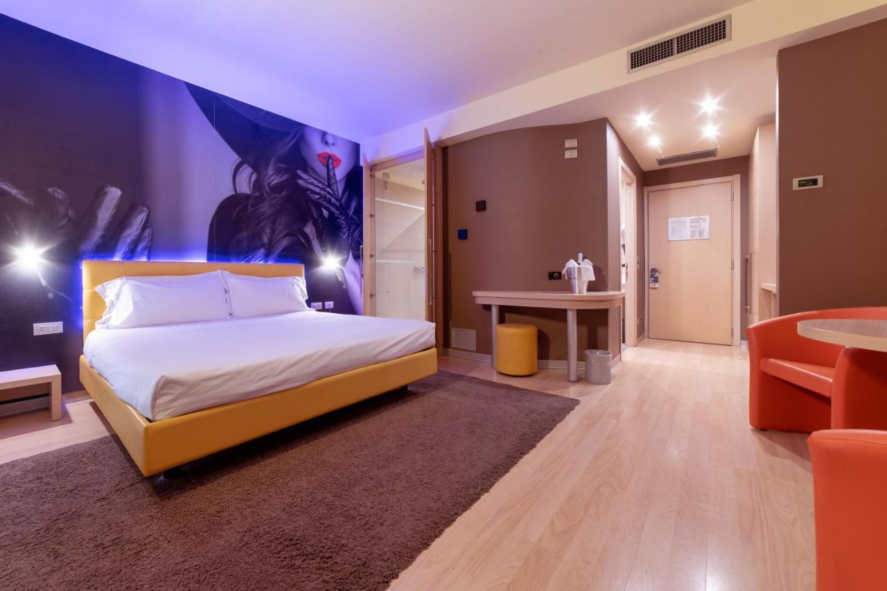 Motel Hotel Piranha Cameriano Eksteriør billede